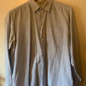 Mammas skjorta från 80-talet i jättefint skick! Passar på XS-M beroende på hur man vill att den ska sitta. Visas på en M. 