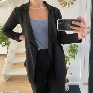 Jätte fin, tun sommar kappa💗 - En perfekt tun kappa till sommaren🖤. Kappan är ifrån plmkle och är i storlek S passar även en som bär xs💖.  Köparen står för frakten💕