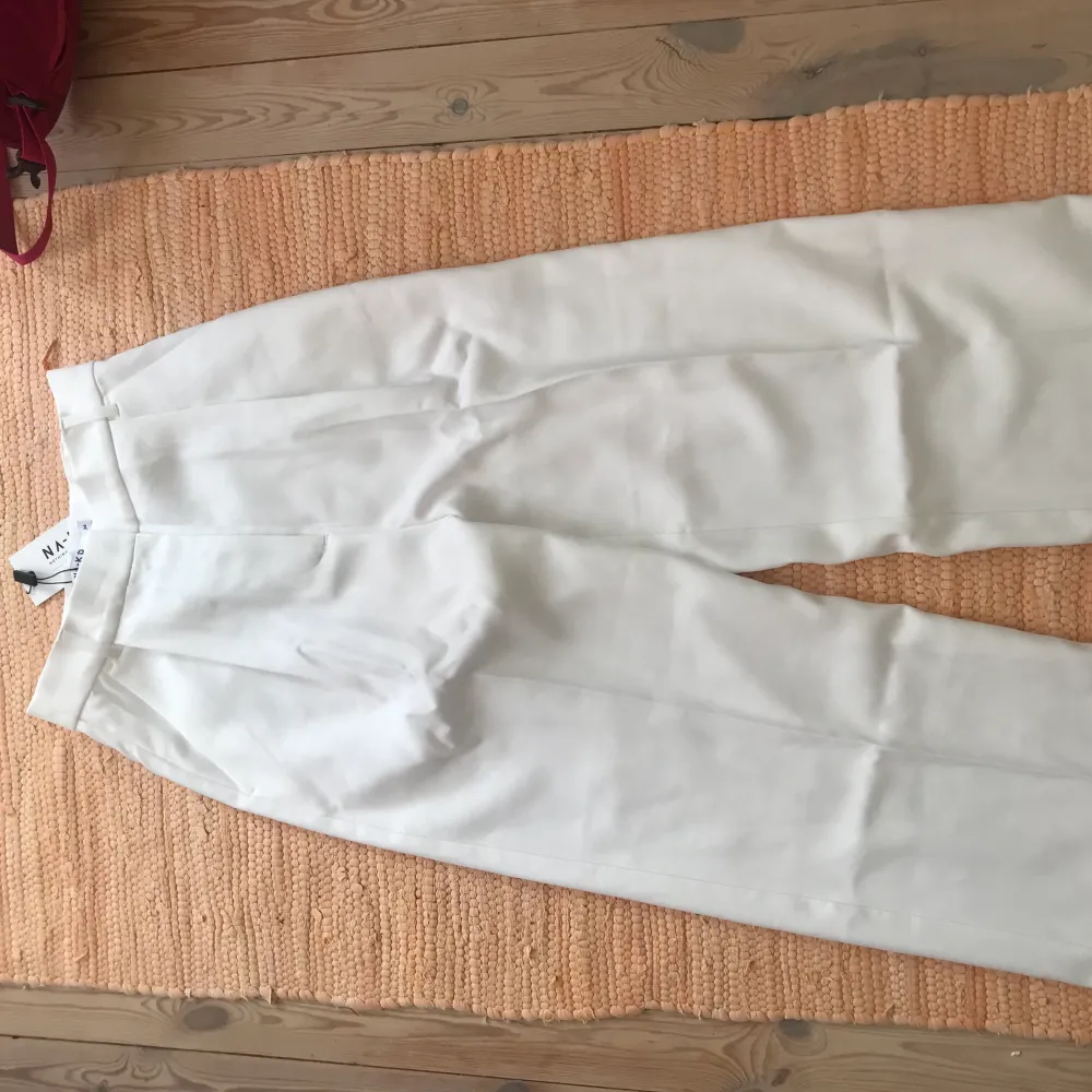 JÄTTEFINA vita kostymbyxor!! perfekt till studenten💓💓💓 Aldrig använda, lappen kvar. Frakt ej inkl.. Jeans & Byxor.
