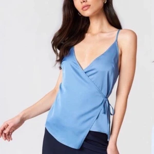 Linne från Linn Ahlborg x NAKD, strl 34 - Helt oanvänt linne från Linn ahlborgs kollektion för NAKD. Storlek 34. Säljer då jag inte har fått användning för det. 💙