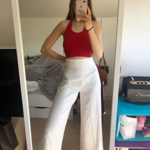 Zara White pants  - Vita byxor från zara som är hur stiliga som helst men har aldrig hittat ett tillfälle att ha på mig dem... köpte för 600kr 