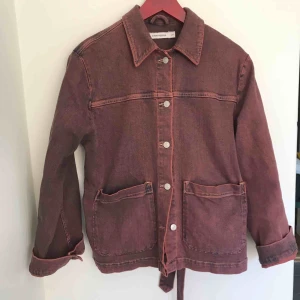  - Jeansjacka med skärp i midjan. 