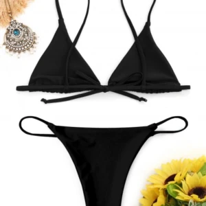 Svart bikini från zaful  - Sva bikini från Zaful i storlek M (som s). Oanvänd då jag köpte fel storlek, endast testad, prislapp och trosskydd kvar. Är en M och så vart den aningen liten, skulle säga att den passar s bra! Genom att köpa här slipper ni frakt och tull. Frakt tillkomme