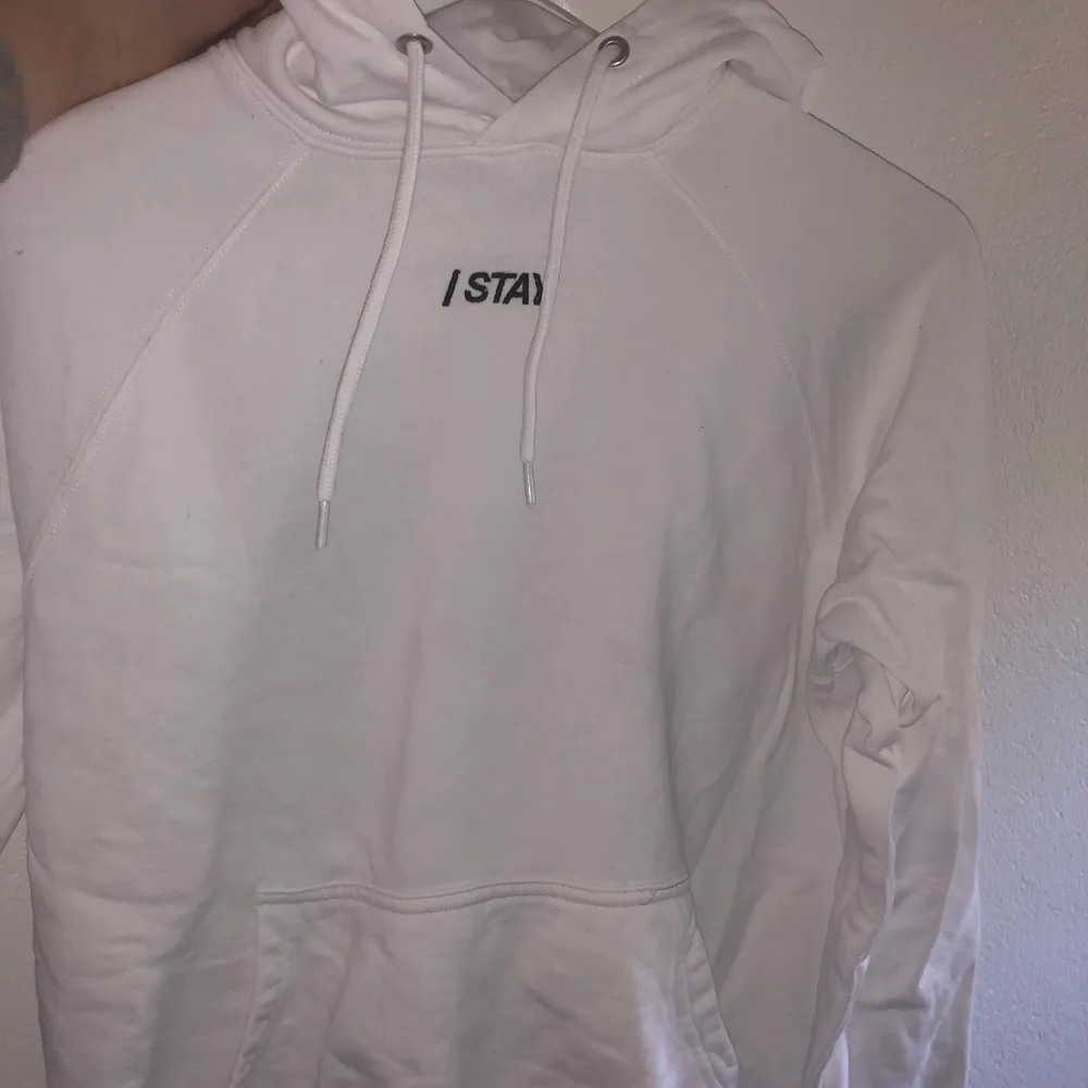 Vit hoodie från märket stay❤️. Hoodies.