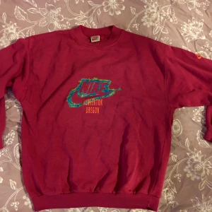 Nike vintage tröja sweatshirt - Coolaste Nike tröjan, vintage från 80/90-talet. Den är rosa/röd och är strl M/L skulle jag säga. 400 + frakt/porto