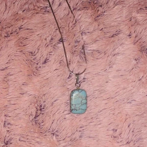 Blåa sten halsband  - Blåa sten halsband i fin och bra skick. Har även i brun sten. Möts upp i Uppsala eller fraktar. Priset är inkl frakt!