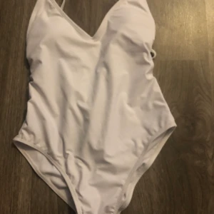 Baddräkt  - Super fin baddräkt med detalj där bak, nästan helt oanvänd men självklart tvättad