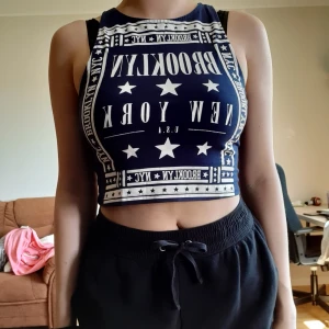 Crop top H&M - Äldre top från H&M men knappt använd tyvärr. Trycket är fortfarande helt och den är inte see through. 50 exklusive frakt .