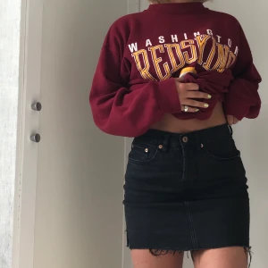 Kjol - Fin kjol storlek xs från lager 157. Små slitsar på sidorna.