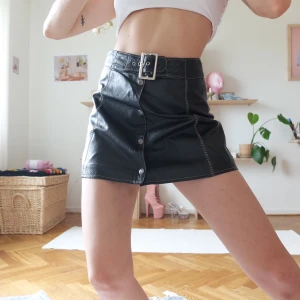 vintage läderkjol i western-style  - Vintage läderkjol köpt på buffalo exchange i Los Angeles. Superfina detaljer: sicksack-sömmar, sheriff-knappar, spänne. Kan mötas upp vid stigbergstorget/gbg eller frakt 44kr :) 