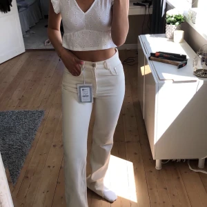 HELT NYA Pull and bear jeans  - Säljer ett par helt nya pull and bear Jeans med slits vid fötterna i storlek 36. 250kr + frakt 