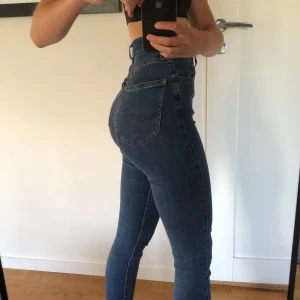 Jeans från LEE  - Säljer dessa jeansen från LEE. Köpta för 1200 kronor. Använda två gånger. Frakt på 79 kronor tillkommer. 