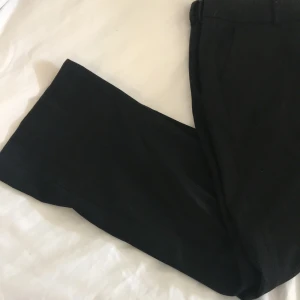 Snygga,svarta,vida kostymbyxor! - Väldigt snygga kostymbyxor som är morderna just nu!