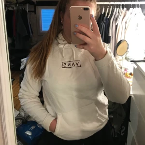 Vans hoodie - Vit vanshoodie med vinrött tryck. Snygg skön hoodie som jag bara använt några gånger och den är som ny!! Storleken är XS men skulle säga att den sitter som en XS/S. Frakt tillkommer 📦