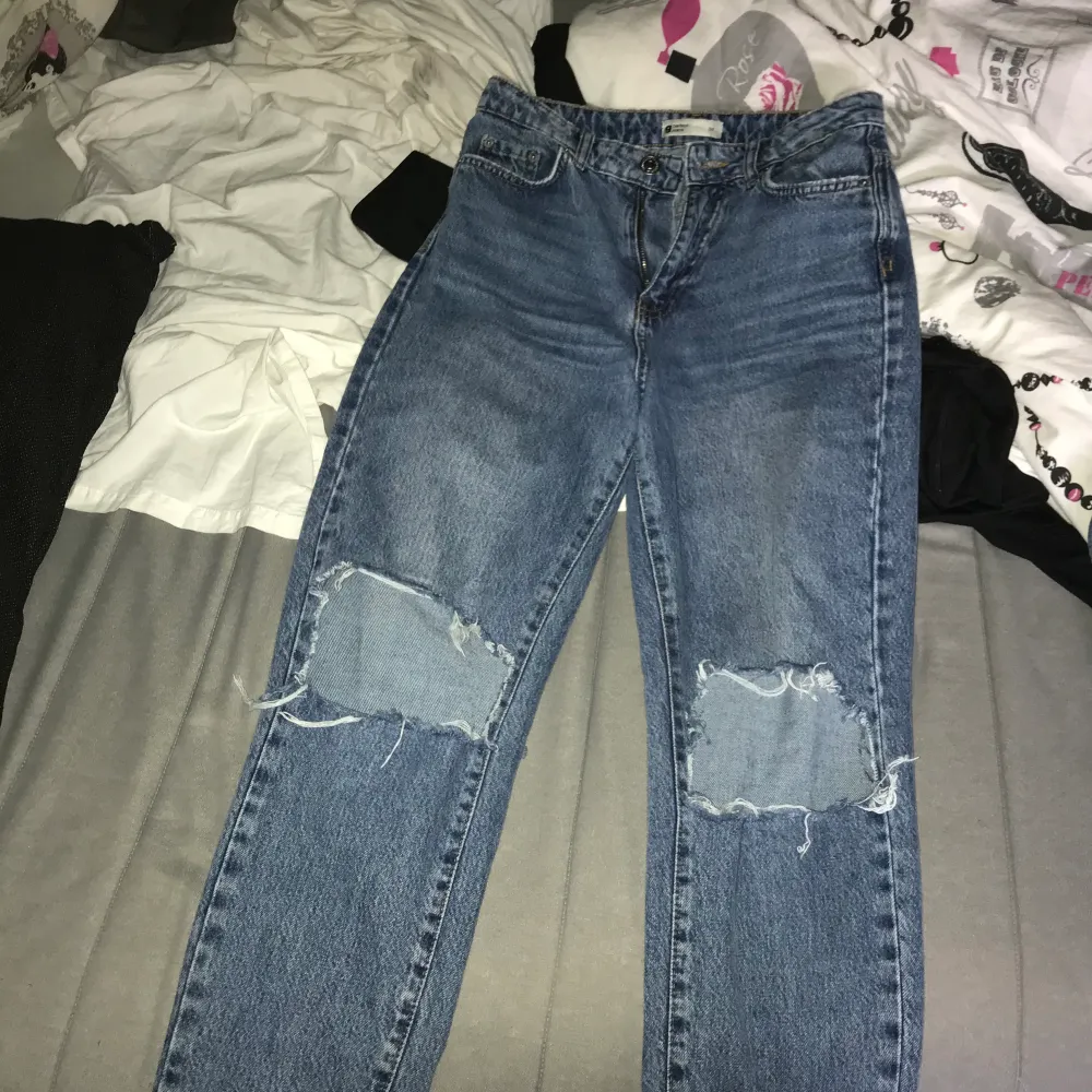 Superfina mom jeans med hål från ginatricot storlek 34 använda få gånger . Jeans & Byxor.