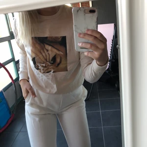 Ariana Grande tröja  - En ljusrosa Ariana Grande tröja, från H&M storlek S. Väldigt fin och enkel, använd endast en gång.✨ köparen står för frakten