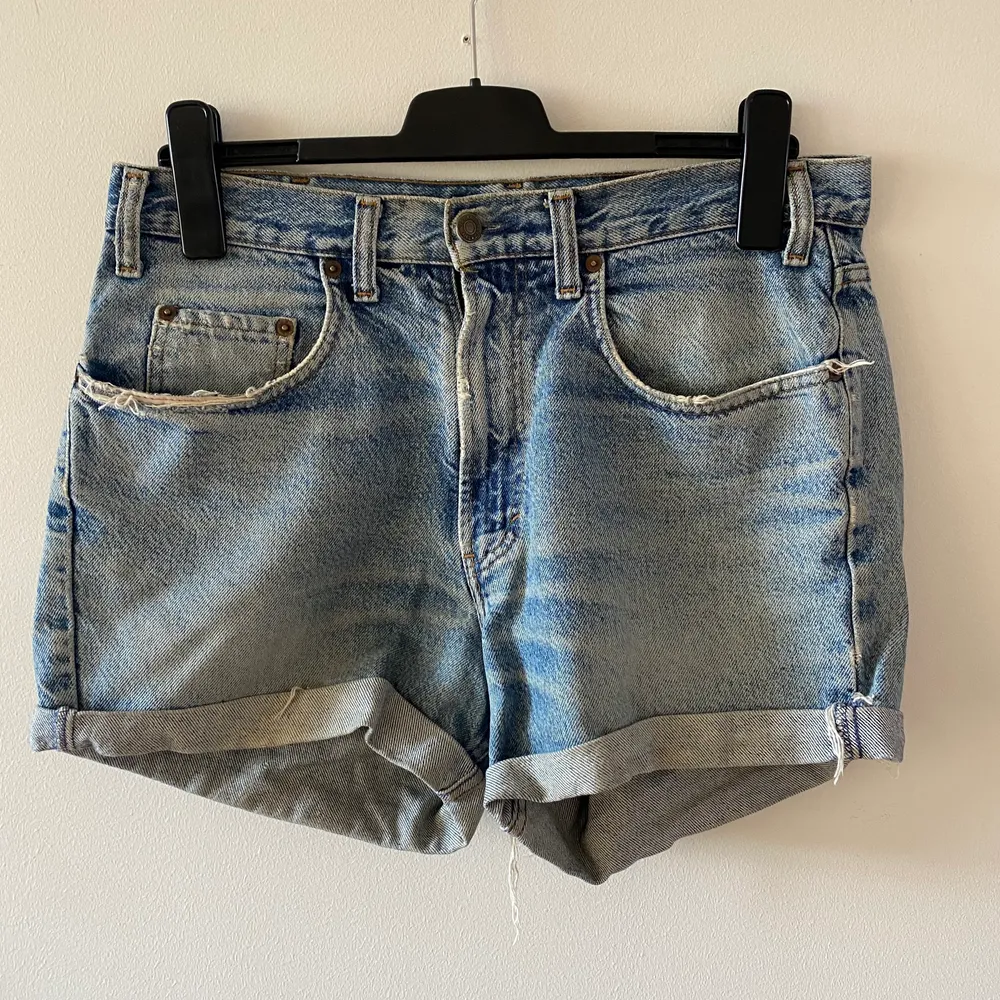 Vintage jeansshorts strl 38/40. Köparen står för frakt 🦋🌙. Shorts.