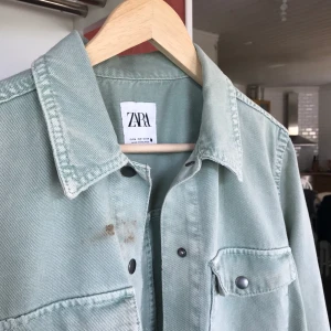 Jeans jacka från ZARA - Har en fläck som jag inte testat att få bort, fint skick annars. Något stor i stl🐻nypri:400:-
