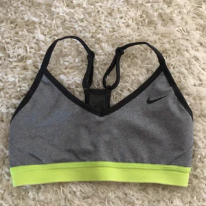 Sport bh - En supersnygg & skön tränings bh ifrån NIKE! Saknar tyvärr inlägg men fortfarande skön 🥰 Frakten ligger på 22 kr!!!