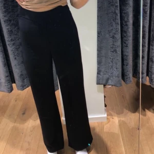 kostymbyxor  - säljer nu mina kostymbyxor från bikbok. stl 34 säljer då jag inte är nöjd över hur som sitter på mig och har redan ett par liknade. köparen  står för frakten. 