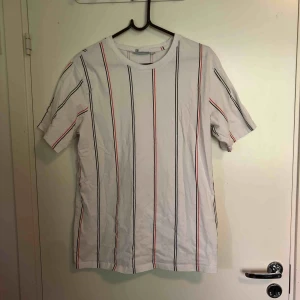  - Randig T-shirt från Weekday 