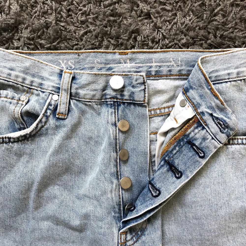 Super snygga ljusa jeans från bik bok i storlek Xs, köptes för 599kr säljes för 189kr, GRATIS FRAKT!. Jeans & Byxor.