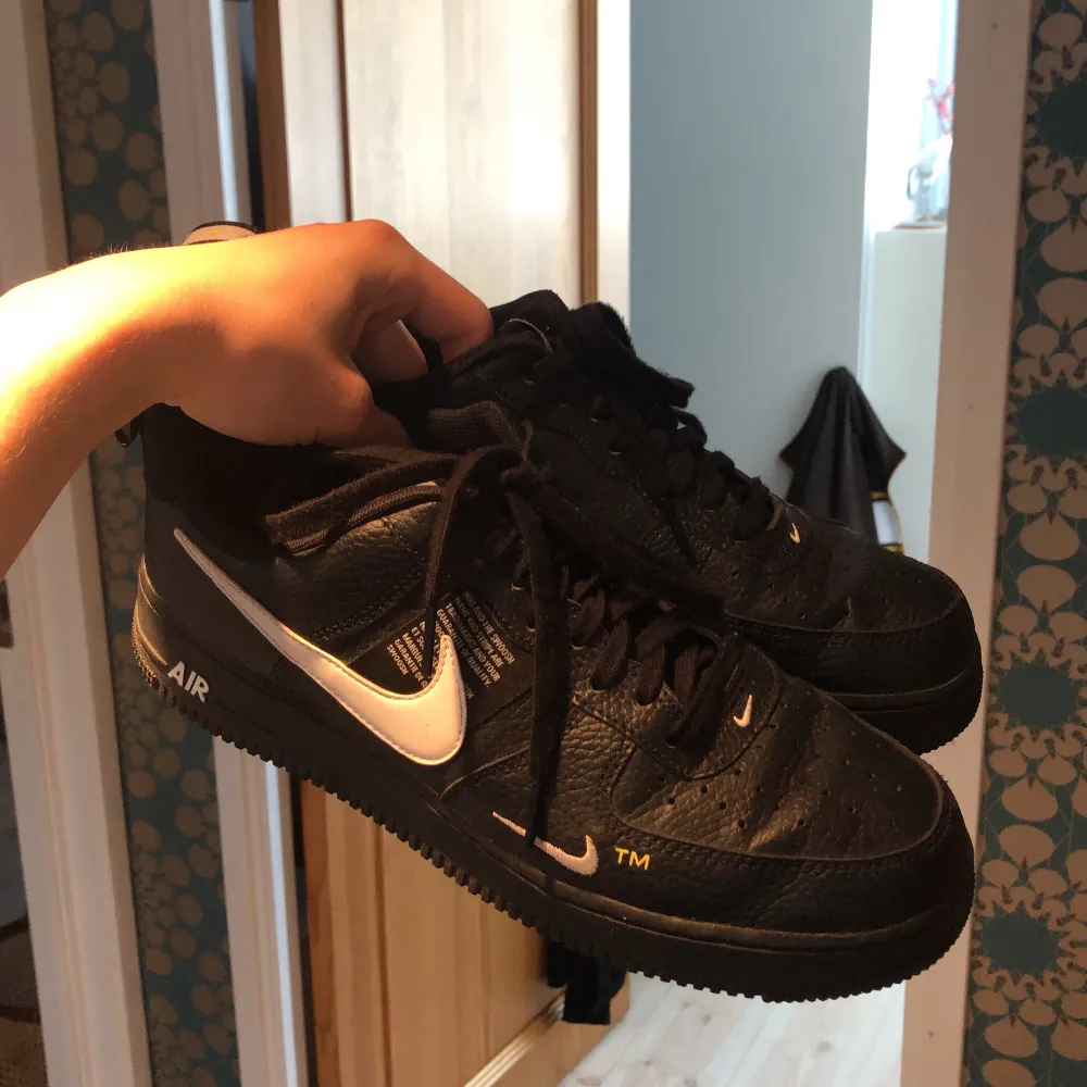 Airforce 1 utility black, riktigt feta och unika, går för runt $230 på StockX. Köparen står för frakt! Väldigt fräscha och knappt använda.. Skor.