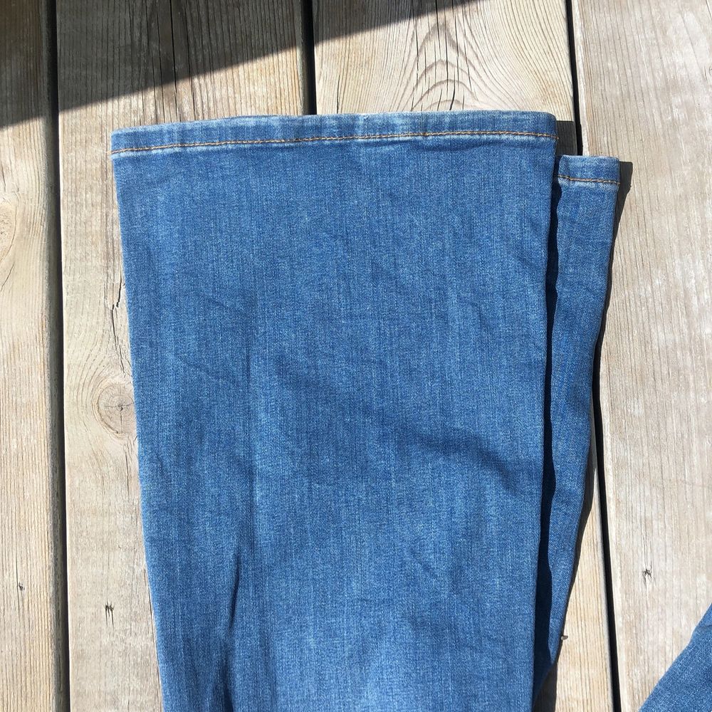 Bootcut/flaire jeans från zara, blåa.  Köparen står för frakt, kan mötas upp om du bor nära. Hör av dig vid frågor!. Jeans & Byxor.