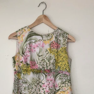 60-talsklänning - Somrig klänning från 60-talet. Upplever den som ljusare i färgerna än vad bilderna förtäljer, och den har även en insydd vit underkjol i satin-liknande material. Har tyvärr växt ur den men hoppas någon kan få älska den igen! 🌻 fler bilder finns 💕