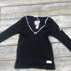 Odd Molly topp - Säljer min oanvända svarta odd Molly topp. Sååå fin & har flera fina detaljer som rosetten, fjärilen & märket nere i hörnet. Köptes för 1000kr säljer för 350kr. Storlek 1, som en S.  Köparen står för frakt, kan mötas upp om du bor nära. Frågor? Hör av dig