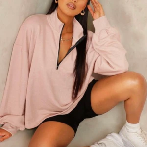 NY oversized sweatshirt, pris inkl frakt - Helt ny sweatshirt med dragkedja i stl S från boohoo prislapp kvar, men passar även XS och M beroende på hur man vill den ska sitta! 120 kr inkl 