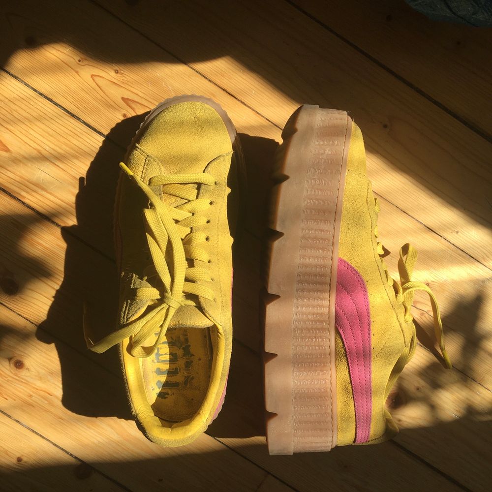 FENTY x Puma skor med platåsula. I gult med rosa märken på sidorna. . Skor.