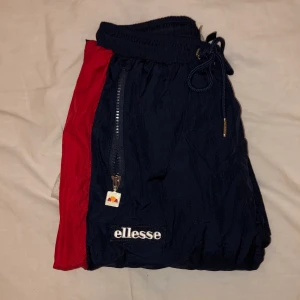 Prasselbyxor från ellesse - Skit Snygga prasselbyxor i strl XS från ellesse köpta på Urbanoutfitters för 900kr, använda ett fåtal gånger<3