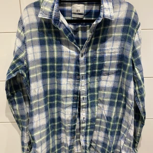 Zara Man skjorta - Märke: Zara Man Storlek: XL Modell: Slim Fit Färg: Blå, Grön Material: 100% Bomull  I mycket bra skick, inga tecken på slitage! Frakt (55kr) kan samfrakta