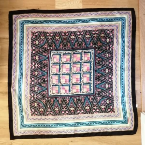 Sjal - Satin sjal som kan användas på många olika sätt. 95 * 95cm. Bild nr.3 är tips på hur man skulle kunna ha den som topp🥰❤️ Frakt 11kr 🦋