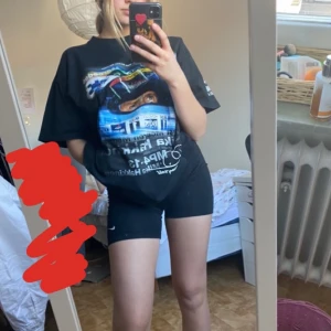 T-shirt med tryck - Oversized t-shirt thriftad från Humana , 90s stil , Bra skick, Buda !(det kommer att komma liknande tröjor) 