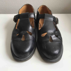 - Sparsamt använda dr martens. Fraktkostnad tillkommer på 100 kr om du inte kan mötas upp i Örebro eller sthlm.