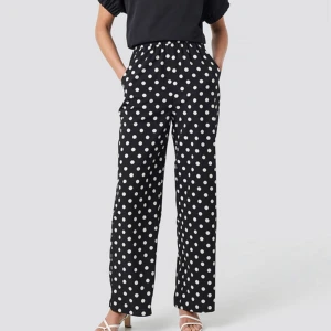 prickiga kostym byxor  - Jätte snygga prickiga kostym byxor, säljer dem för 150+frakt , dom är köpta på Nelly men kommer från vila 