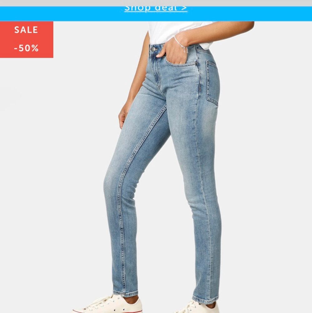 Dessa snygga tighta jeans är från Cheap Monday! 💙 De är storlek 27 men för små för mig som brukar ha 27 i andra jeans🥰 Skulle säga att de passar XS-S! Originalpris är ca 500kr. Vill få dem sålda så snabbt som möjligt så kom med valfritt bud! 💕. Jeans & Byxor.