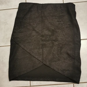 Kjol  - Från gina. Storlek xs. Liten slits på den 