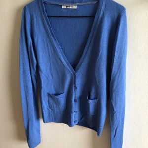 Blå kofta - Blå kofta från Gina Tricot. Använd fåtal gånger. Storlek M, men är som S. Finns i Malmö, osäker på exakt fraktkostnad.