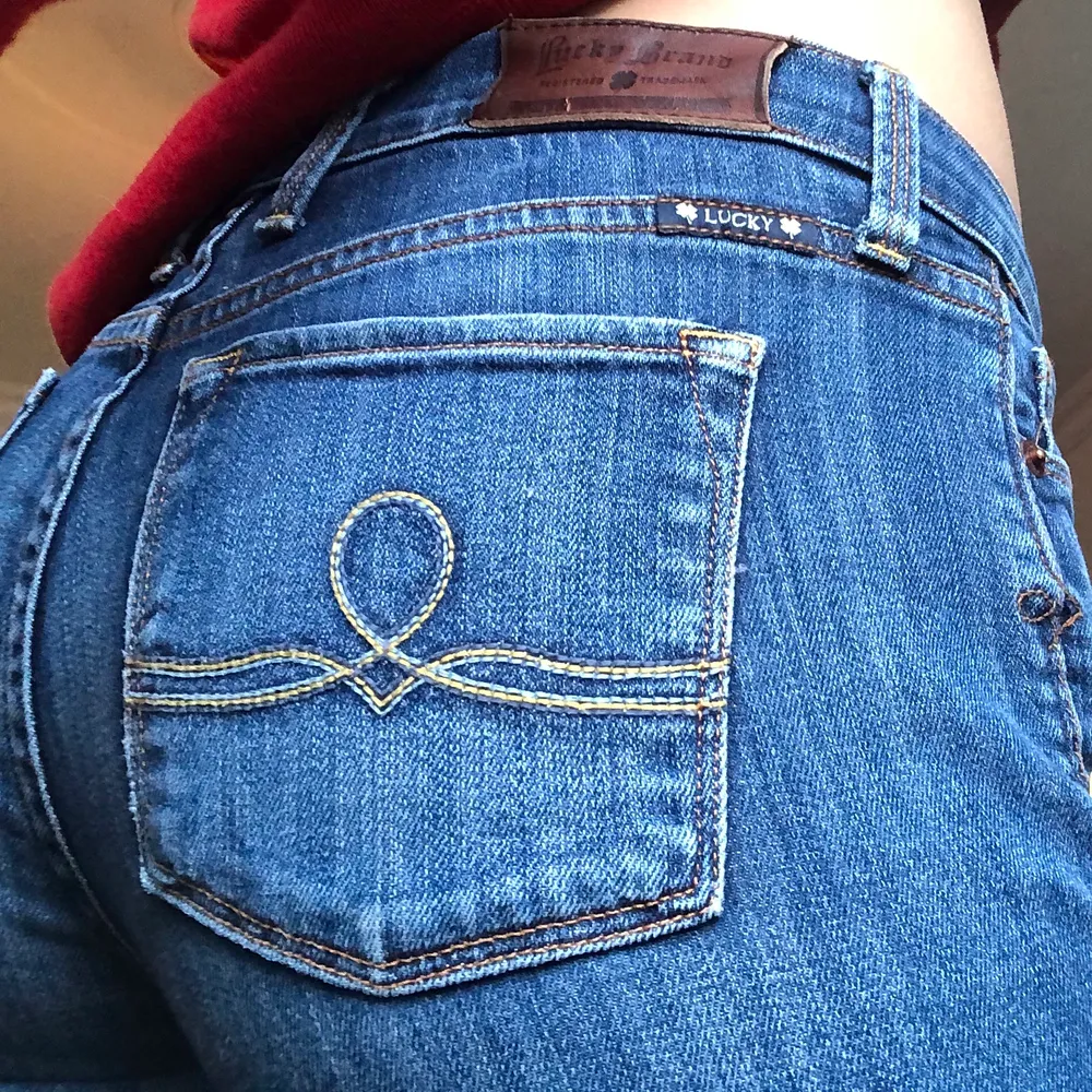 As snygga bootcut lucky brand jeans köpta på 2000-talet, står 28 i midjan men passar mig som brukar ha 25/26🥰har tyvärr slitningar på bakre låret (kan skicka bild vid intresse) annars jättefina😋. Jeans & Byxor.
