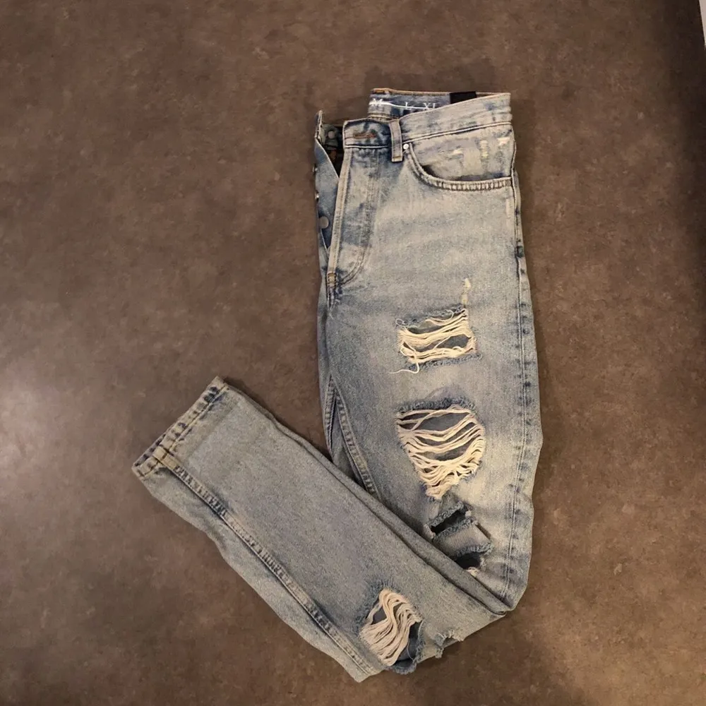 Slitna jeans från bikbok. Strl xs. Använda en gång!. Jeans & Byxor.