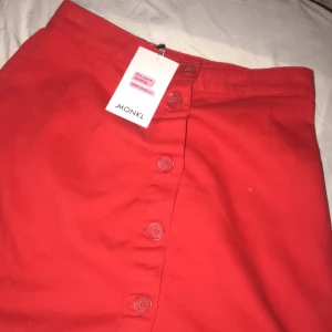 OANVÄND KJOL FRÅN MONKI - Plagget är helt oanvänt och säljs pågrund av för liten storlek för mig. 