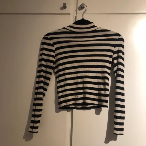 Tröja från GINATRICOT strl 34 - Snygg polotröja. Säljer den pga att jag har två exakt likadana. Tight i formen.