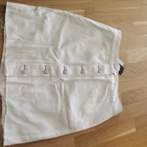 Jeans kjol  - Aldrig använd. Se bild för storlek för tror de är s/m 