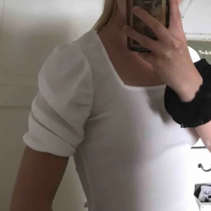  - Superfin vit top med puffärmar✨ endast testad