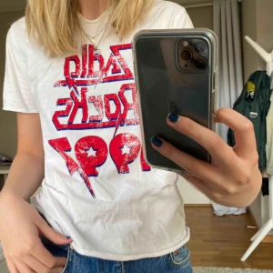  - T-shirt från Zadig&Voltaire med ett starkt rött tryck på! Inget fel på den utan säljes pga ingen användning💜💫