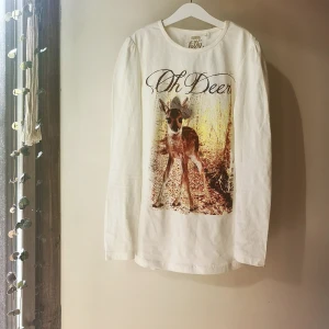 "Oh Deer" tröja - Sockersöt "Oh Deer" tröja av allra mjukaste lenaste bio-bomull 🐝🍀 Aldrig använd! Står storlek 164 men passar XS. Köparen står för frakt!