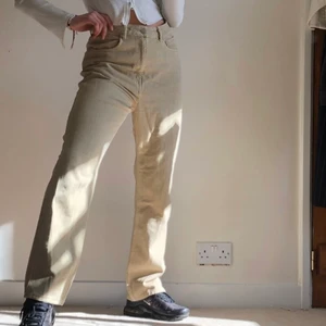 Weekday Jeans Rowe  - Skitsnygga jeans från weekday i modellen Rowe i färgen Sand. Ganska bra skick och funkar typ till allt (har också för mig att de inte säljs längre) Så fin passform, säljer för att de är för små💫💫💫❤️ Frakt 63kr